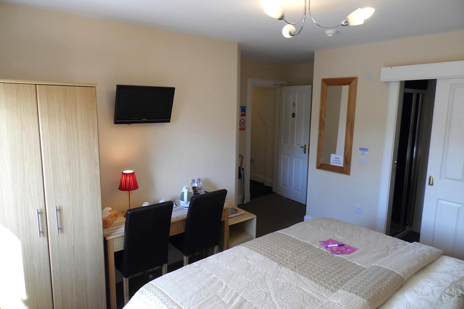 Habitación con cama grande